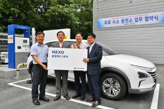 현대모비스가 20일 충주시와 수소차 보급과 친환경 사업 확대를 위한 '현대모비스 충주공장 무료 수소충전소 운영' 관련 협약을 체결했다. 사진은 충북 수소 1호차 조명희씨(왼쪽부터), 조길현 충주시장, 이주권 현대모비스 충주공장장 상무, 송필용 현대차 충북지역본부 본부장이 기념촬영을 하고 있는 모습. <현대모비스 제공>